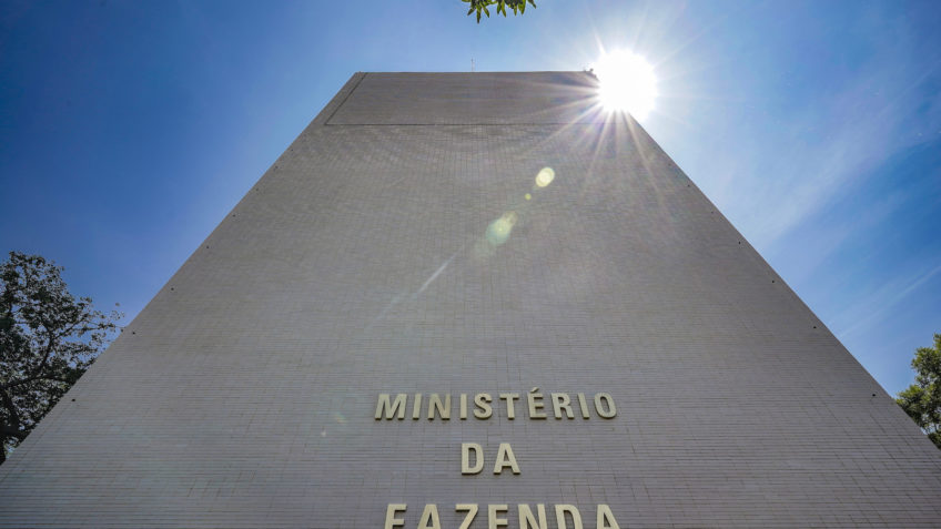 Fachada do Ministério da Fazenda com o céu de Brasília