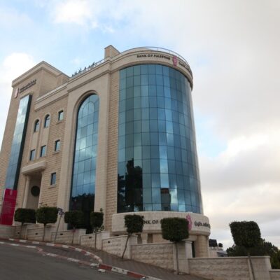 Grupos armados roubaram quase US$ 70 milhões do Banco da Palestina em Gaza, segundo jornal francês
