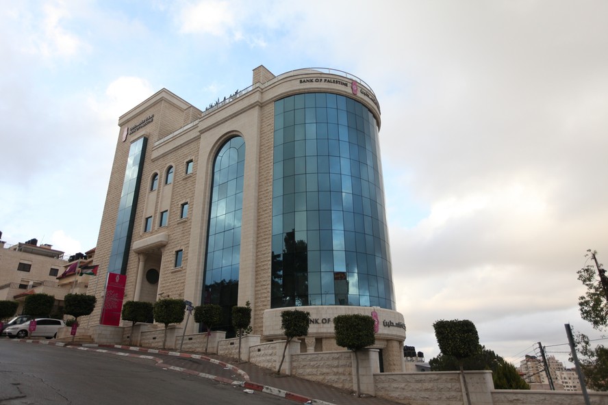 Grupos armados roubaram quase US$ 70 milhões do Banco da Palestina em Gaza, segundo jornal francês