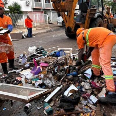Equipes removem entulho das ruas de Porto Alegre não mais inundadas. População faz balanço dos prejuízos e arregaça as mangas para reconstrução -  (crédito: Henrique Lessa/CB/D.A Press)