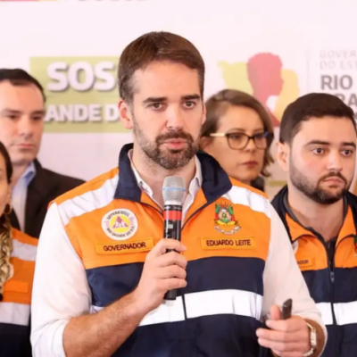 Govenador do RS, Eduardo Leite, cedendo entrevista sobre doações recebidas por Pix.