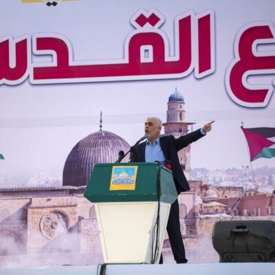 Yahya Sinwar, líder do Hamas em Gaza, durante um comício na cidade de Gaza em 14 de abril de 2023.