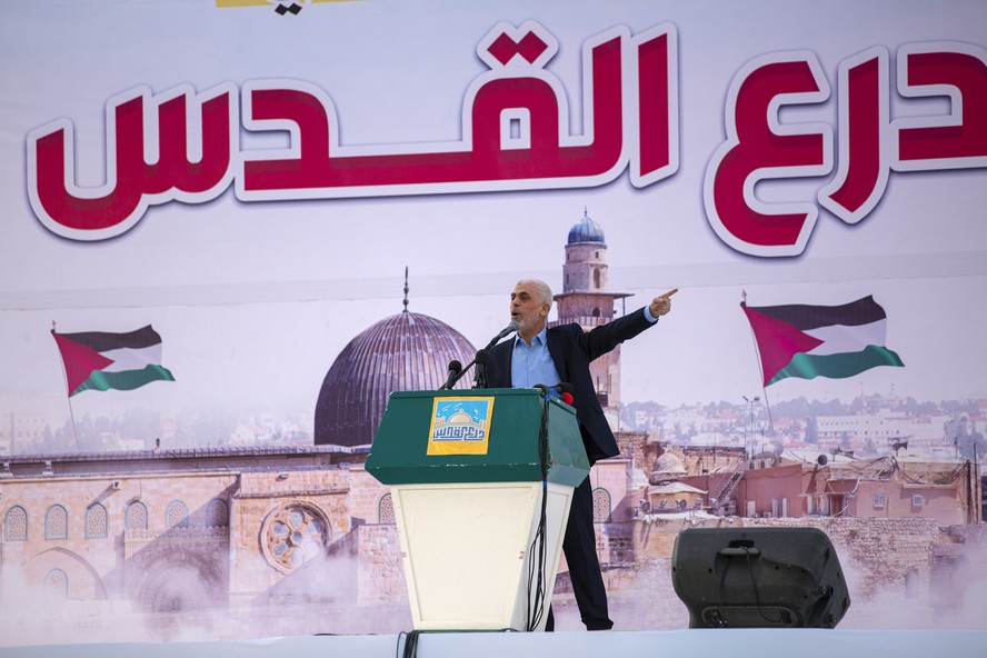 Yahya Sinwar, líder do Hamas em Gaza, durante um comício na cidade de Gaza em 14 de abril de 2023.