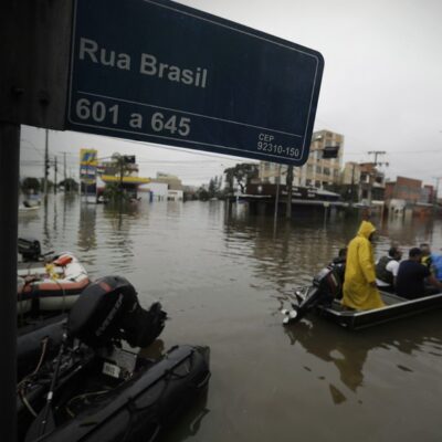 Moradores são resgatados em Canoas (RS): tempo fecha de novo e há previsão de mais chuva forte