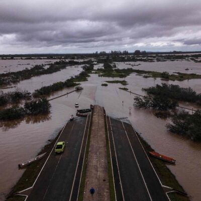 Estrada inundada em Canoas, no Rio Grande do Sul