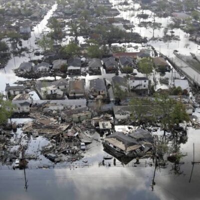 Áreas da Nona Ala, em Nova Orleans, inundadas após os furacões Katrina e Rita. O aumento do nível do mar pode deslocar 280 milhões de pessoas em um cenário otimista de um aumento de 2°C na temperatura global em comparação com a era pré-industrial. Com um aumento previsível da frequência de ciclones, muitas megacidades costeiras, bem como pequenas nações insulares, seriam inundadas todos os anos a partir de 2050