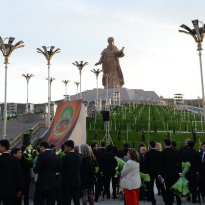 Turcomenistão inaugurou, nesta sexta-feira (17), uma estátua de 80 metros de altura, uma das maiores do mundo, em homenagem ao poeta Magtymguly Pyragy