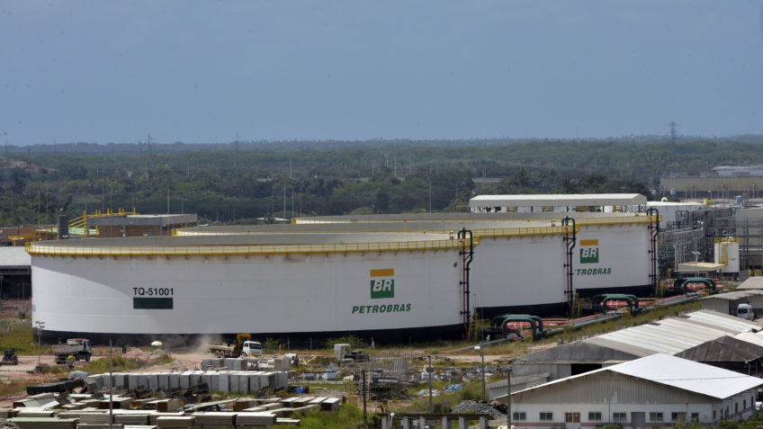 Refinaria Abreu Lima, em Pernambuco, produz derivados de petróleo para a Petrobras