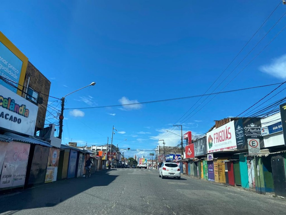 Comércio de rua fechado no bairro do Alecrim, em Natal — Foto: Augusto César Gomes