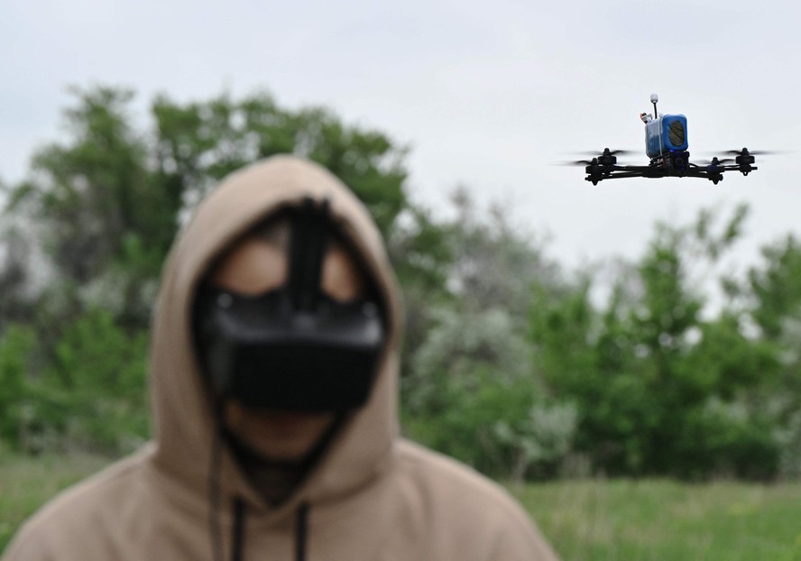 Militar ucraniano utiliza drone com sistema que inclui óculos de realidade virtual
