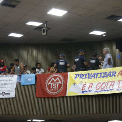 Manifestantes na Câmara Municipal de São Paulo durante a votação do PL que privatiza a Sabesp.