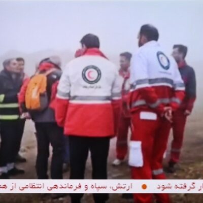 Captura de vídeo divulgado por rede estatal iraniana mostra equipes de resgate indo em direção ao local do suposto acidente envolvendo um helicóptero do comboio do presidente, Ebrahim Raisi