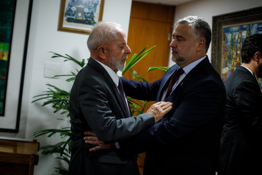 O presidente Luiz Inácio Lula da Silva e o ministro Paulo Pimenta no Palácio do Planalto