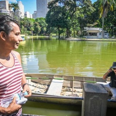 Servidor público Ubirajara José Rodrigues Oliveira pulou no lago dentro do Parque Municipal de BH para resgatar vítima de afogamento -  (crédito: Leandro Couri/ EM/D.A. Press)