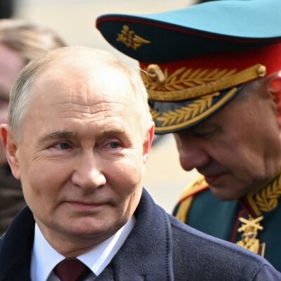 Presidente da Rússia, Vladimir Putin, à frente do ministro da Defesa, Sergei Shoigu, durante parada militar na Praça Vermelha