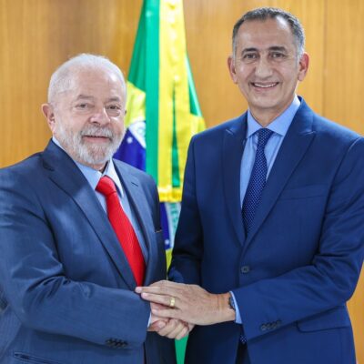 O presidente Luiz Inácio Lula da Silva ao lado do ministro da Integração e do Desenvolvimento Regional, Waldez Góes, durante audiência no Palácio do Planalto em janeiro de 2023