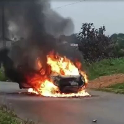 Carro pegou fogo no bairro Planalto, em Natal — Foto: Reprodução/Redes sociais
