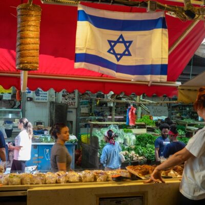 Bandeira de Israel é exibida em barra na feira de Carmel, em Tel Aviv