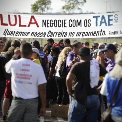 Manifestação em Brasília por reajustes de técnicos-administrativos