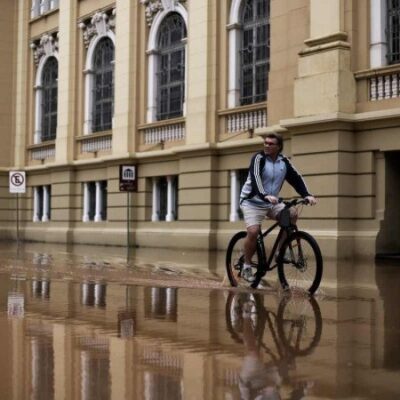 Há três dias, os governos estadual e municipal trabalham para tentar conter o avanço das águas sobre o centro da cidade -  (crédito:  AFP)