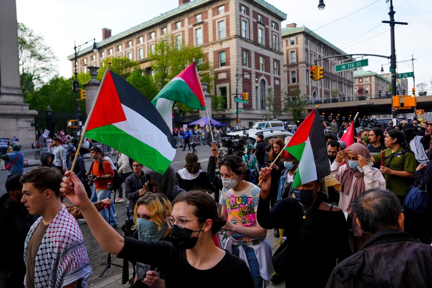Manifestantes pró-palestinos, impedidos de entrar no campus, protestam do lado de fora da Universidade Columbia, em Nova York