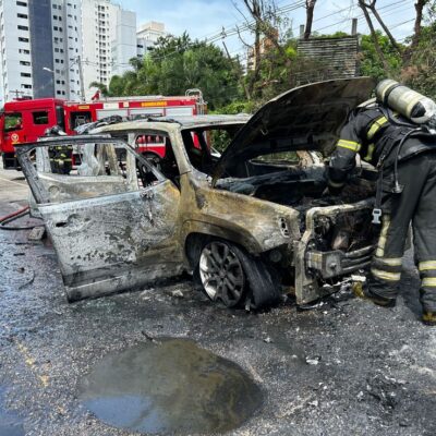 Bombeiros apagam incêndio em carro na Zona Sul de Natal — Foto: Lucas Cortez/Inter TV Cabugi
