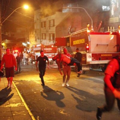 O incêndio começou por volta das 2h e matou 242 na boate KISS, em Santa Maria
