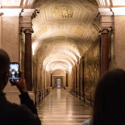 Visitantes no passeio exclusivo pelos corredores dos Museus do Vaticano, acompanhados pelo guarda-chaves Gianni Crea