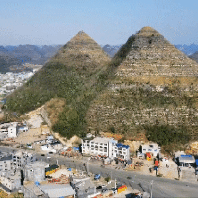 Montanhas com formato de pirâmide egípcia, na China