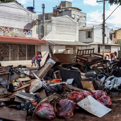 Com a redução do nível do água, no bairro Menino Deus, em Porto Alegre, os trabalhos de limpeza começaram para a retirada de lama, lixo e entulho das ruas