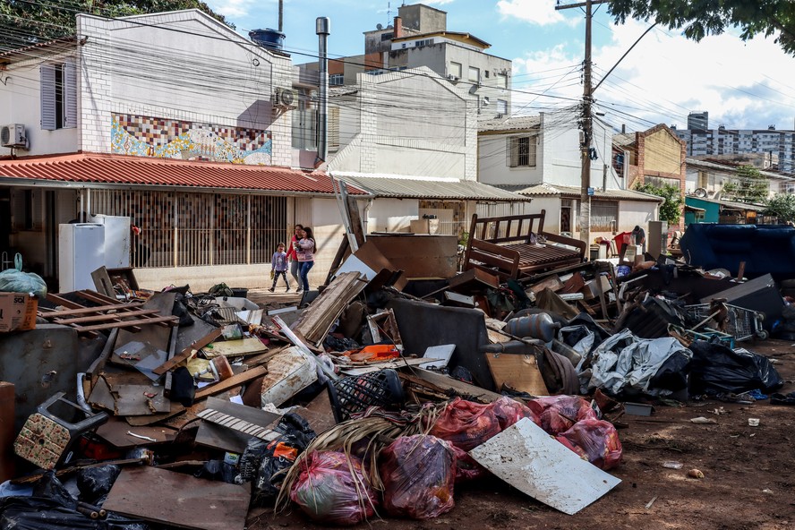Com a redução do nível do água, no bairro Menino Deus, em Porto Alegre, os trabalhos de limpeza começaram para a retirada de lama, lixo e entulho das ruas