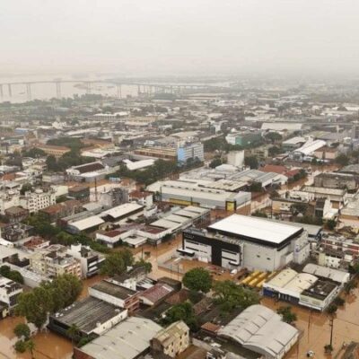 As chuvas torrenciais já deixaram 57 mortos no RS. Além disso, há 67 desaparecidos. -  (crédito: Carlos Fabal/AFP)