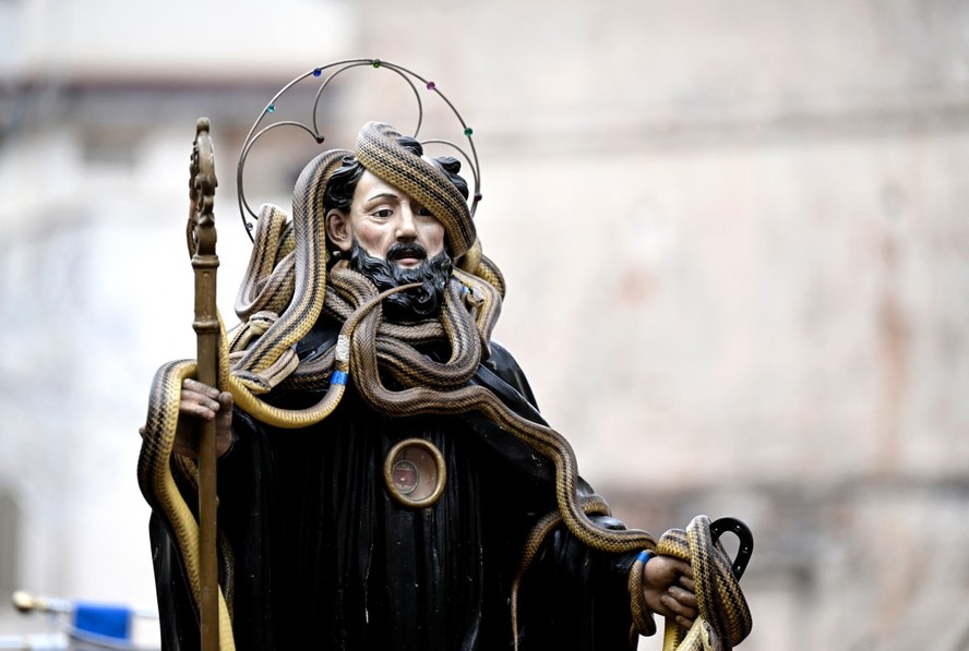 As cobras são o foco de uma antiga procissão religiosa realizada em 1º de maio em Cocullo, um vilarejo nas montanhas de Abruzzo, na região central da Itália.