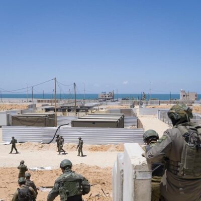 Soldados israelenses preparam terreno em Gaza para ancoragem de cais flutuante