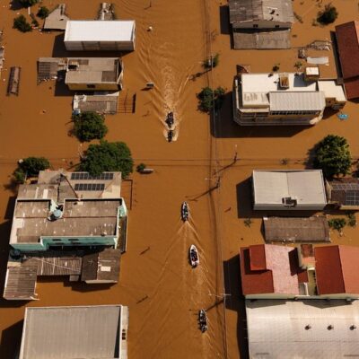 Imagem de drone mostra voluntários procurando por moradores isolados em Canoas, no Rio Grande do Sul, em 5 de maio de 2024 — Foto: REUTERS/Amanda Perobelli