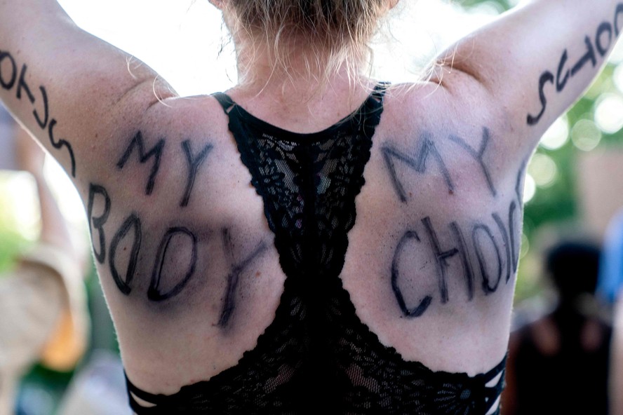 'Meu corpo, minha escolha'. Manifestantes pelos direitos ao aborto marcham para as casas do juiz da Suprema Corte dos EUA Brett Kavanaugh e do juiz John Roberts em Chevy Chase, Maryland