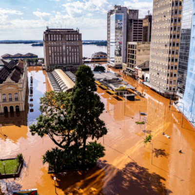 Águas do rio Guaíba ainda cobrem boa parte de Porto Alegre, no Rio Grande do Sul