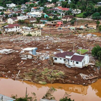 Casas destruídas pelas enchentes na cidade de Roca Sales, no Rio Grande do Sul: programas lançados pelo governo buscam a reconstrução do estado