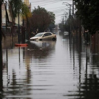 A car is partially submerged in a flooded street in the Sarandi neighborhood, one of the hardest hit by the heavy rains in Porto Alegre, Rio Grande do Sul state, Brazil, on May 27, 2024. Cities and rural areas alike in Rio Grande do Sul have been hit for weeks by an unprecedented climate disaster of torrential rains and deadly flooding. More than half a million people have fled their homes, and authorities have been unable to fully assess the extent of the damage. (Photo by Anselmo Cunha / AFP)
      Caption  -  (crédito:  ANSELMO CUNHA/AFP)