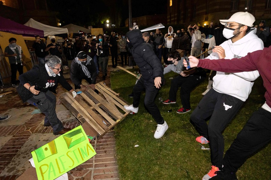 Manifestantes entraram em confronto no campus da UCLA