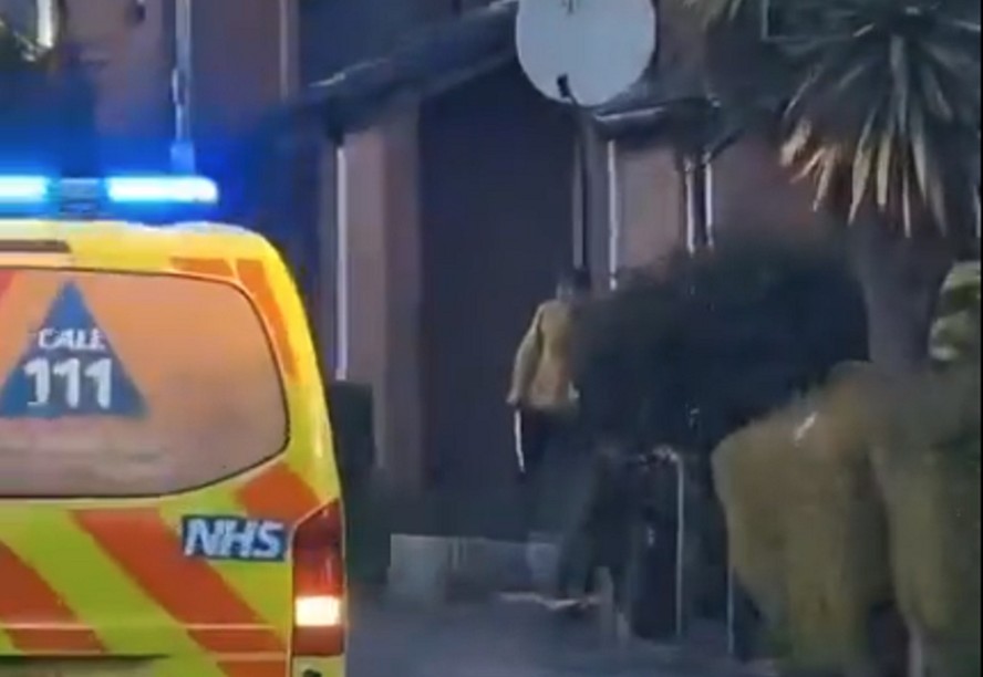 Homem é detido após esfaquear pessoas perto do metro em Londres