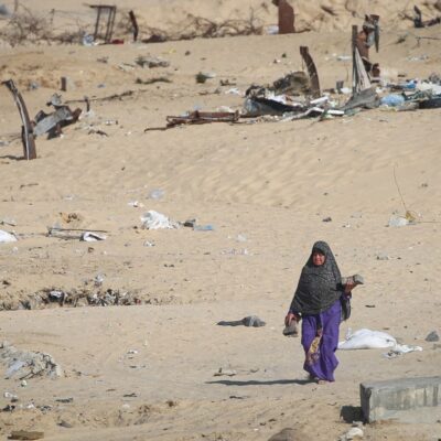 Mulher caminha em local onde havia campo de refugiados em Rafah, na Faixa de Gaza