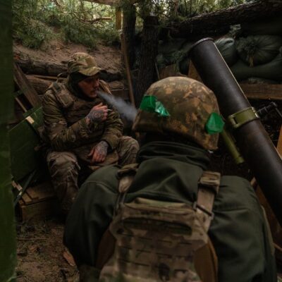 Soldados ucranianos aguardam ordens para disparar contra posições russas distantes apenas três quilômetros dali. Com a escassez de munições, os soldados passam horas e horas aguardando ordens para disparar. Foto tirada na Floresta de Kremina, Oblast de Donetsk, Ucrânia