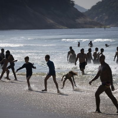 Banhistas aproveitam calor para curtir a Praia de Copacabana