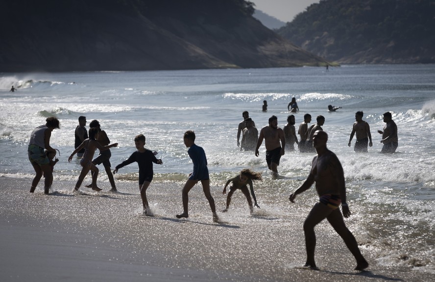 Banhistas aproveitam calor para curtir a Praia de Copacabana