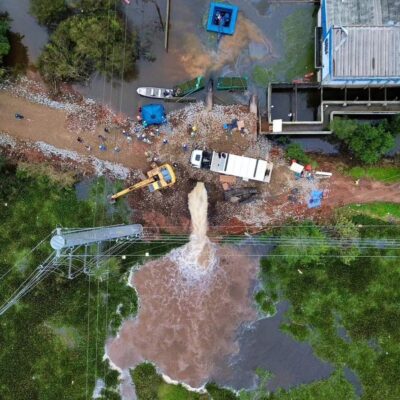 Uma das bombas já opera no Sarandi, devolvendo a água na várzea do Rio Gravataí
