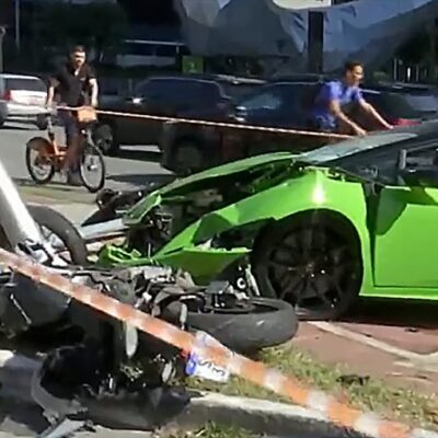 Carro esportivo ficou destruído ao colidir com moto e poste da Avenida Faria Lima, na Zona Oeste