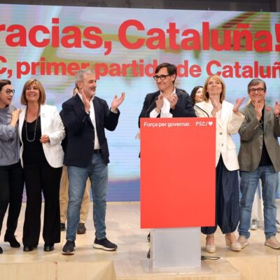 Candidato do Partido Socialista da Catalunha, Salvador Illa (C), faz discurso após eleições regionais