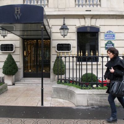 Homens armados roubam luxuosa joalheria em ponto turístico de Paris, na França
