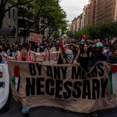Manifestantes pró-Palestina protestam em rua próxima ao Metropolitan Museum of Art, em Nova York, onde ocorre o Met Gala